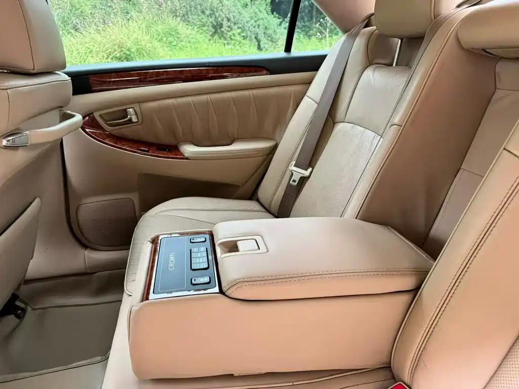 Toyota Crown — миниатюра 5