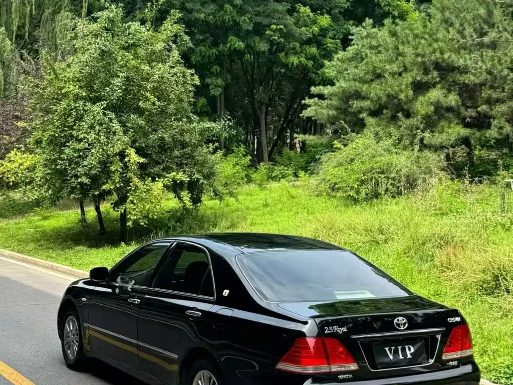 Toyota Crown — миниатюра 9