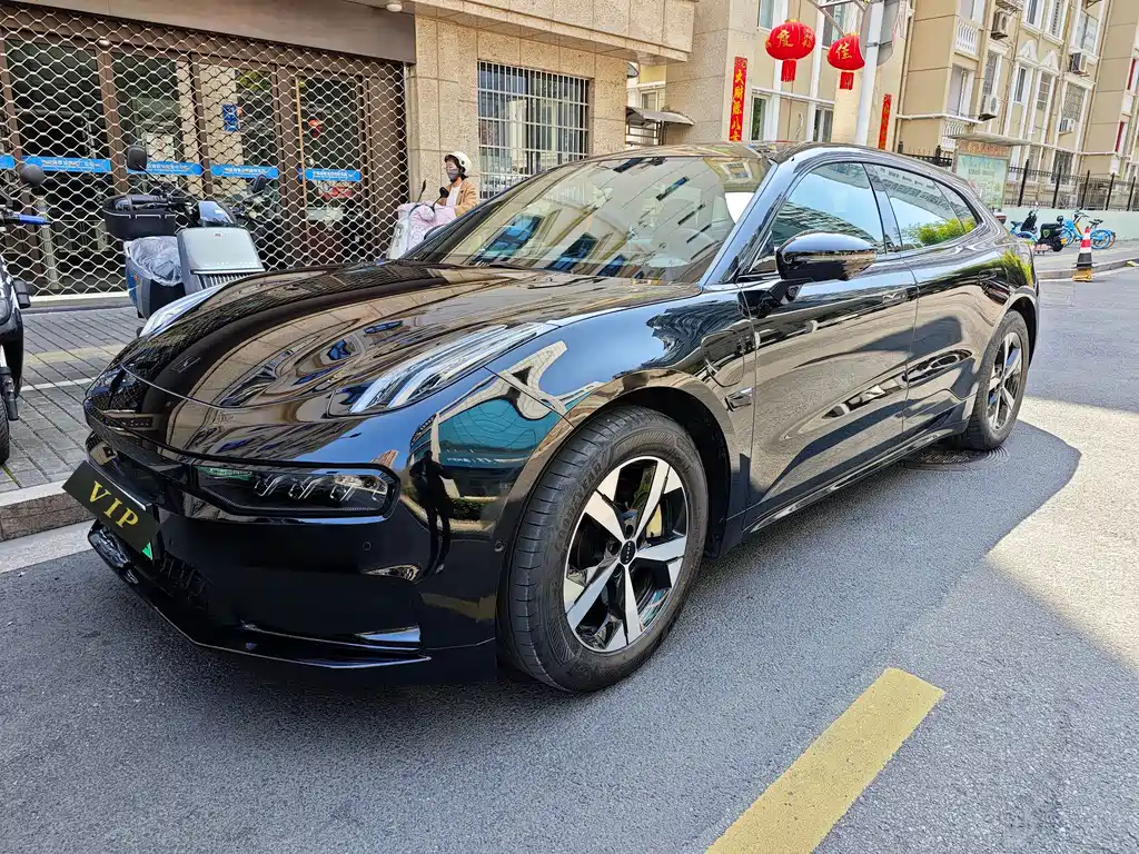 Zeekr 001 2025