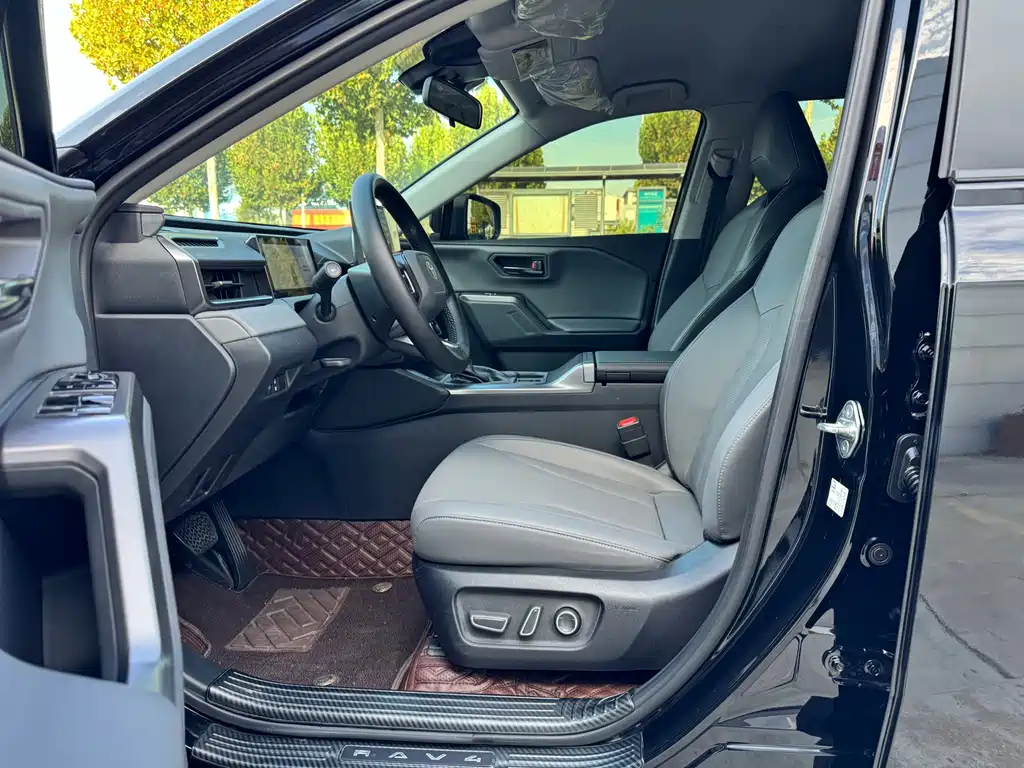 Toyota RAV4 — миниатюра 9