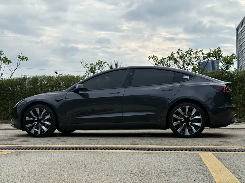Tesla Model 3 — миниатюра 15