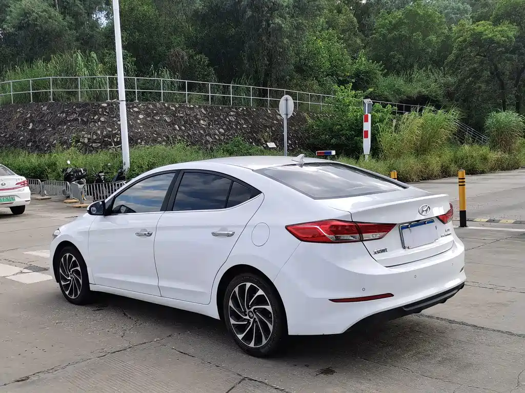 Hyundai Elantra — миниатюра 7