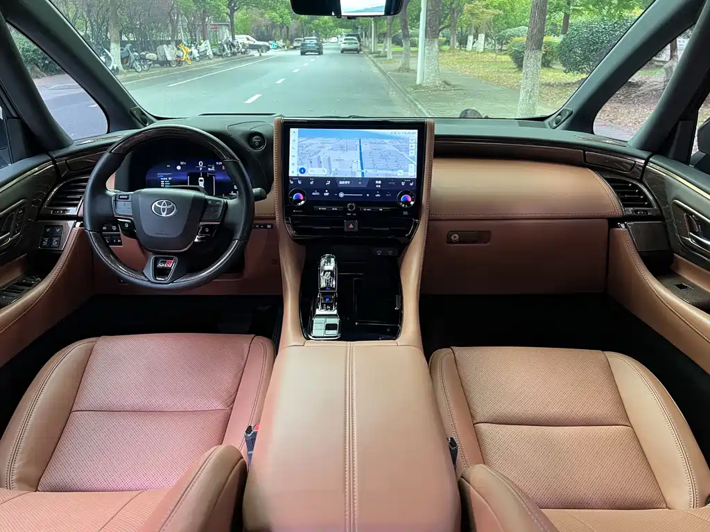 Toyota Alphard — миниатюра 12