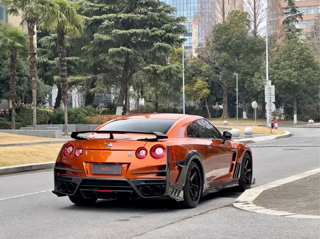 NISSAN GT R