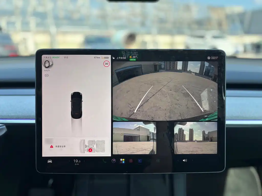 Tesla Model Y — миниатюра 8
