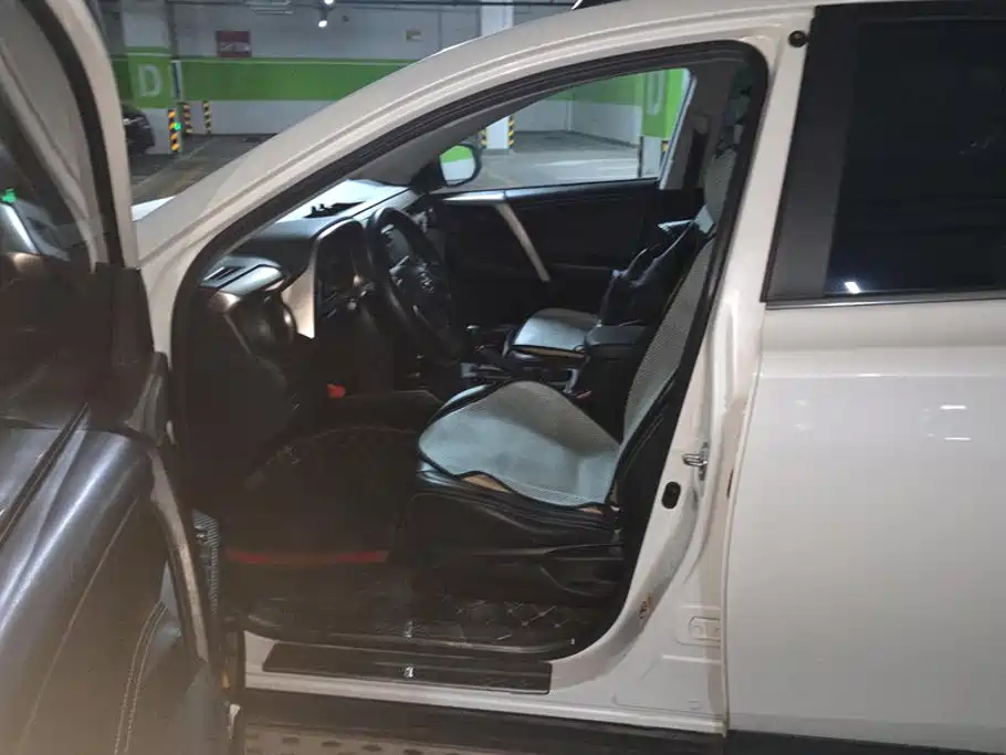 Toyota RAV4 — миниатюра 9
