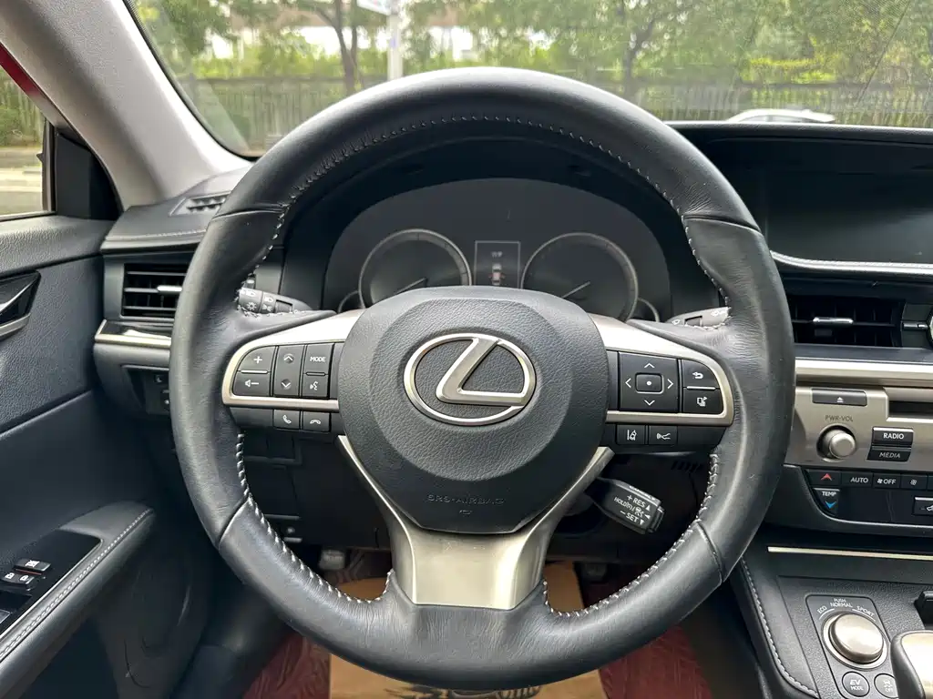 Lexus ES — миниатюра 16