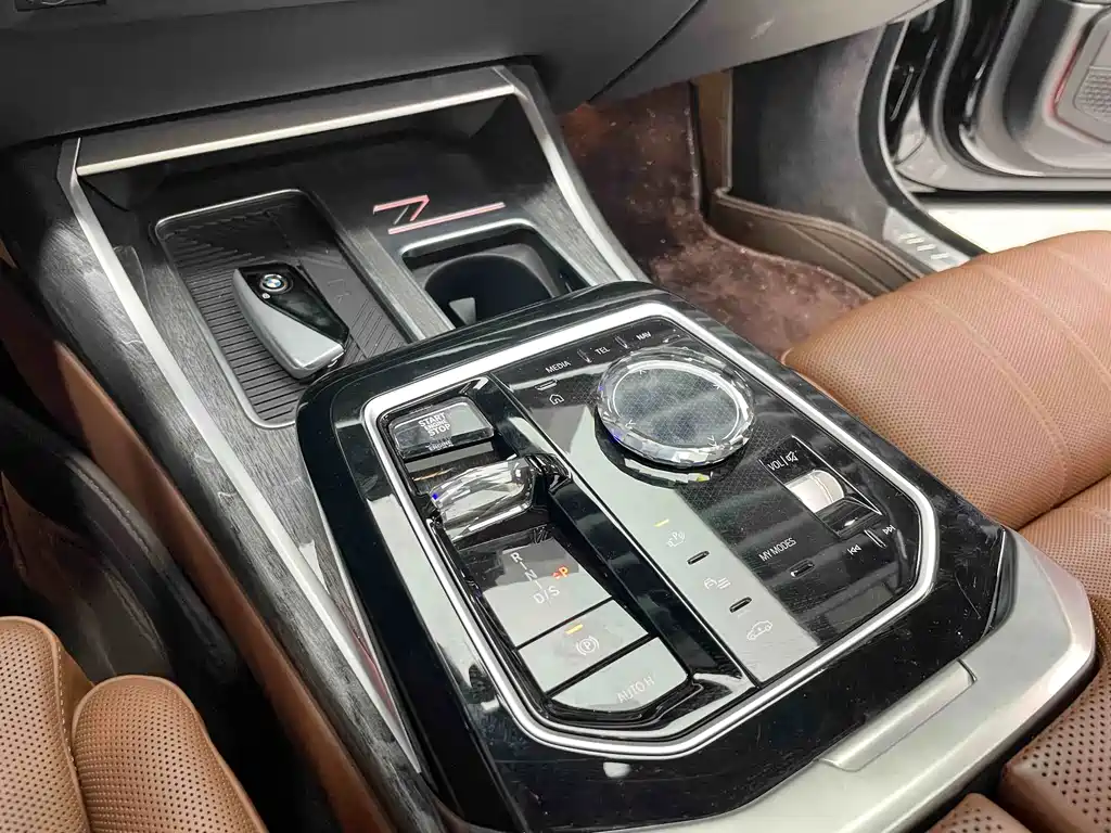 BMW 7 Series — миниатюра 17