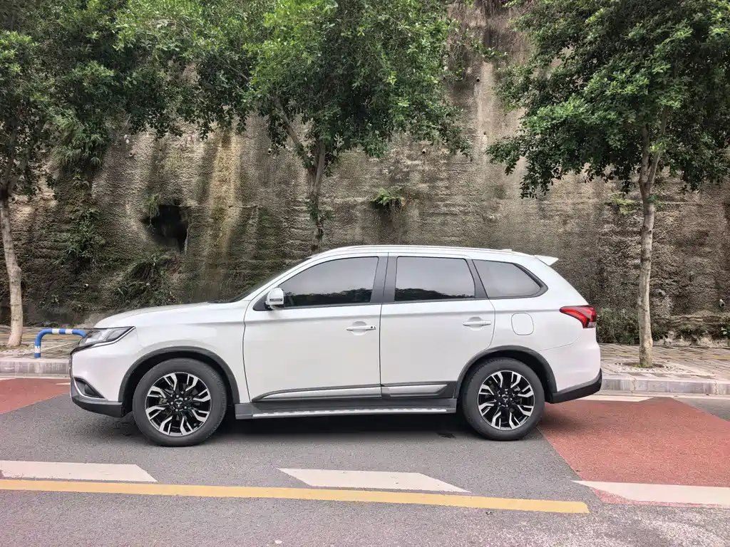 Mitsubishi Outlander — миниатюра 4