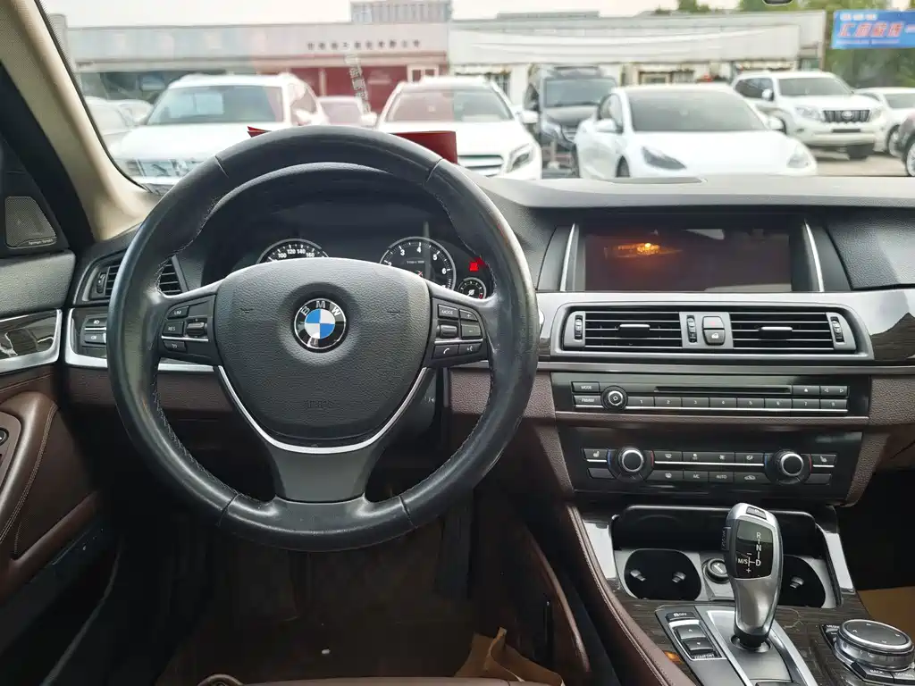 BMW 5 Series — миниатюра 5