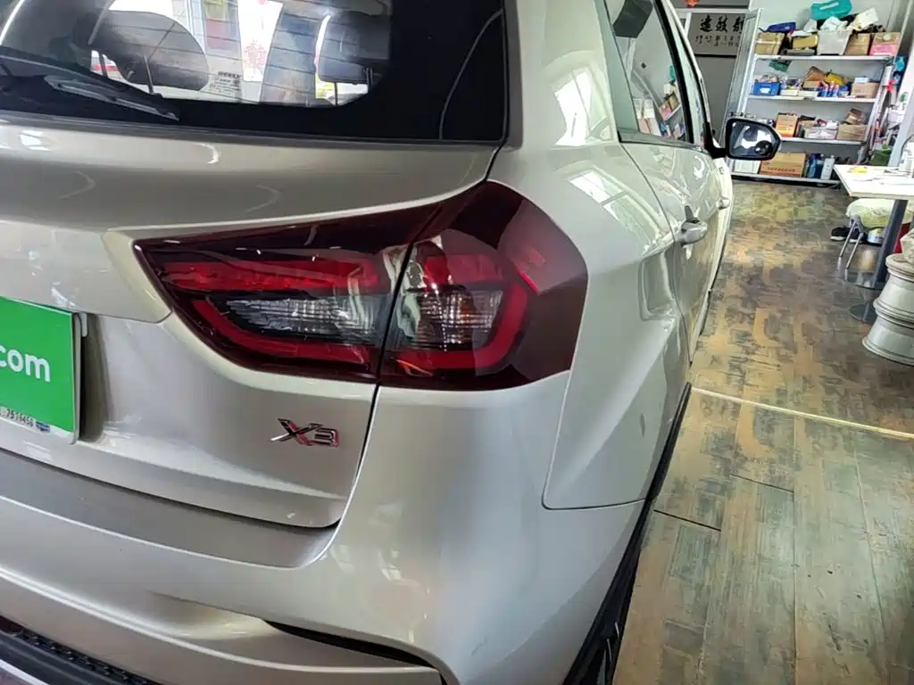 Geely Vision X3 — миниатюра 8