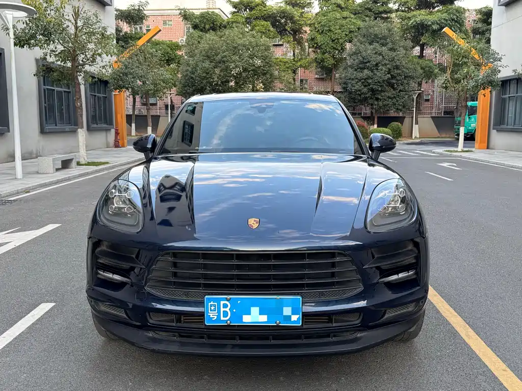PORSCHE MACAN