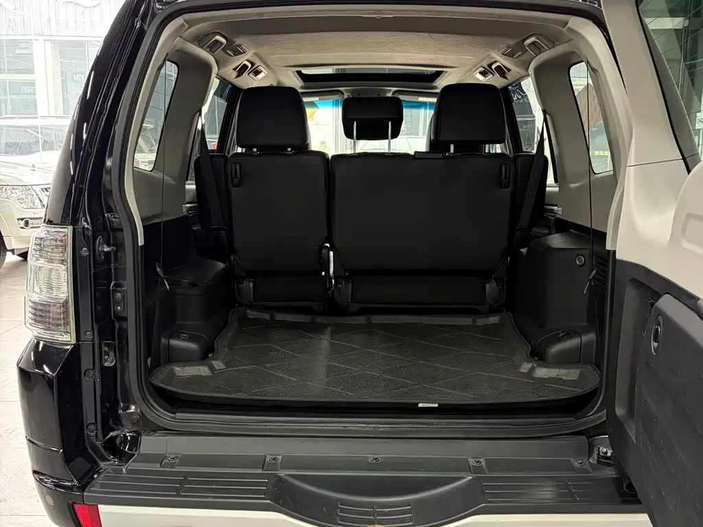 Mitsubishi Pajero (Import) — миниатюра 14