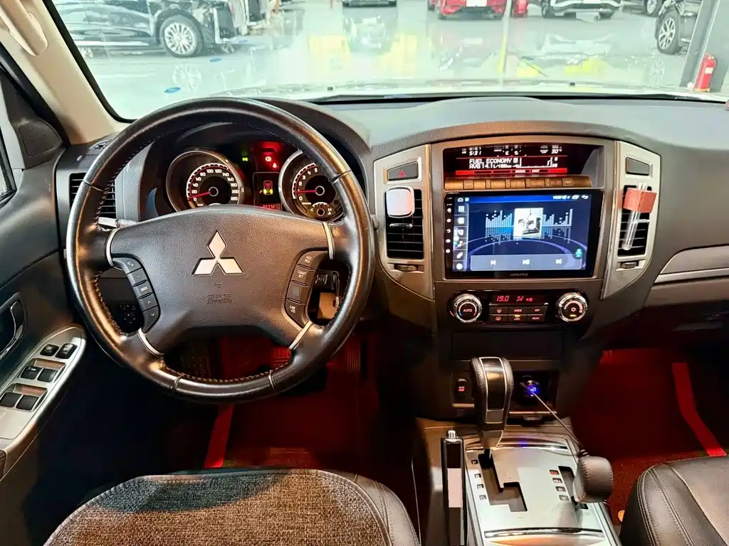 Mitsubishi Pajero (Import) — миниатюра 8