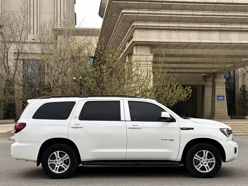 Toyota Sequoia 2015 5.7L AT