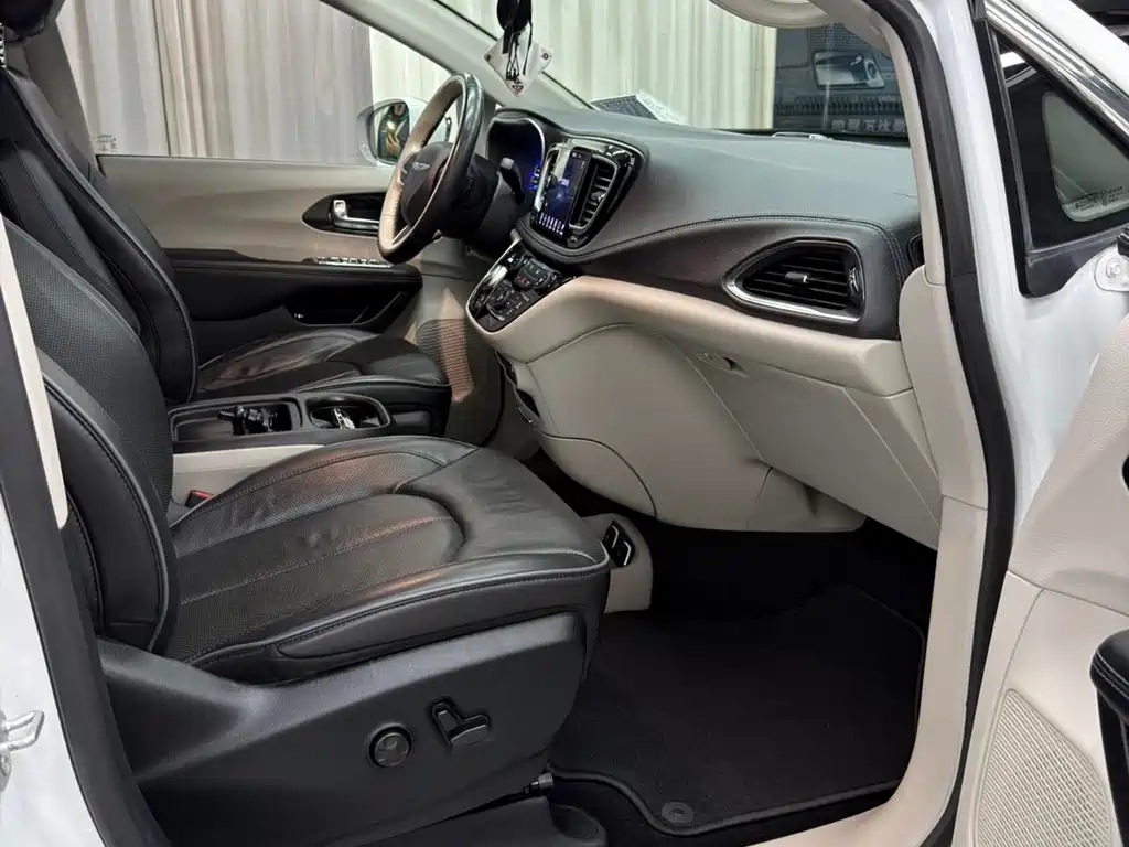 Chrysler Grand Voyager PHEV (Import) — миниатюра 14