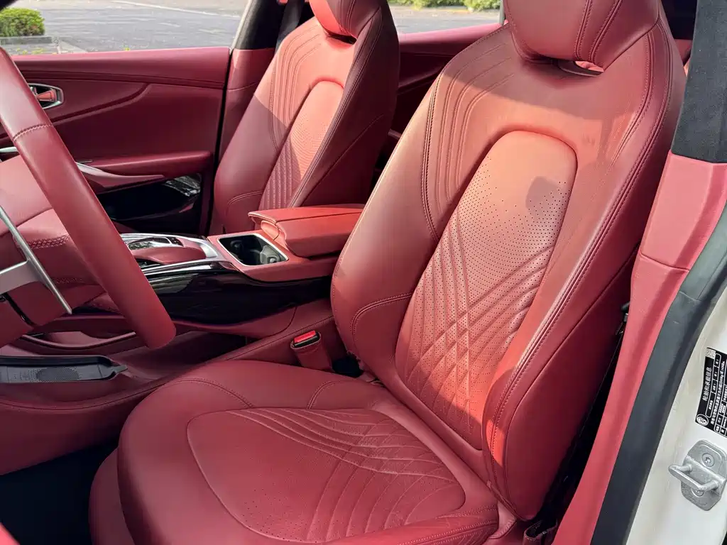 Aston Martin DBX — миниатюра 12