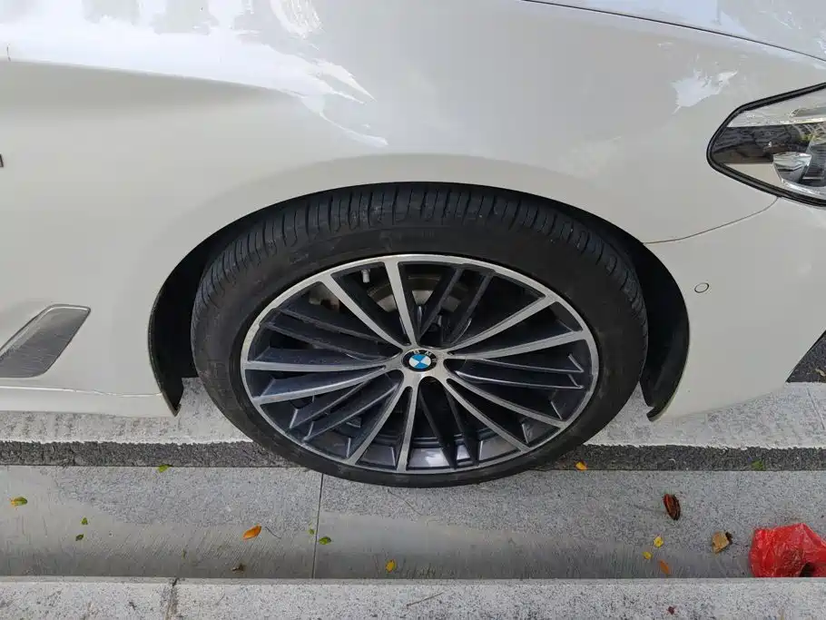 BMW 5 Series — миниатюра 6