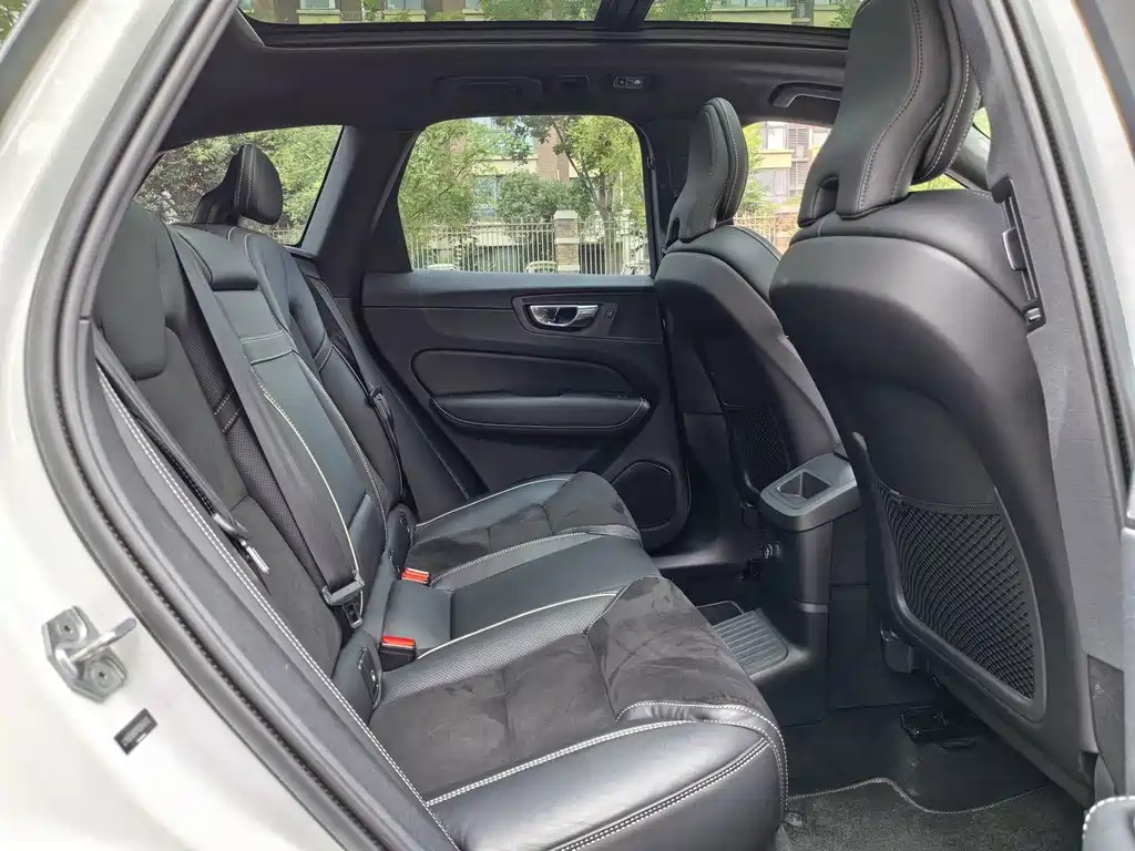 Volvo XC60 PHEV — миниатюра 11