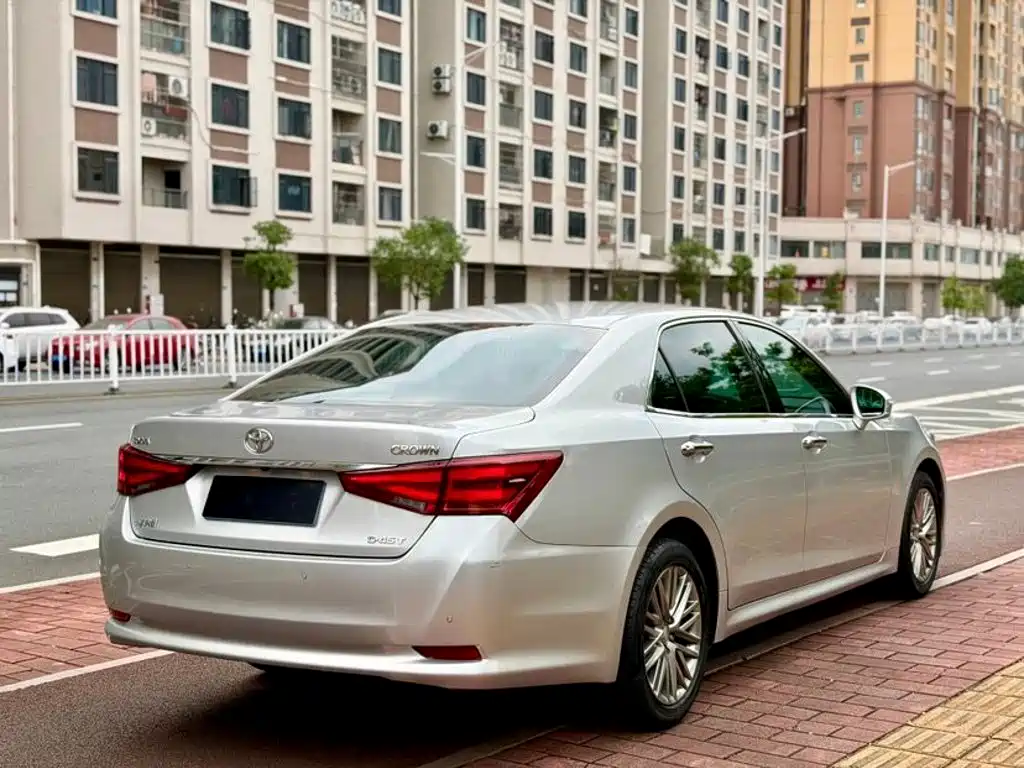 Toyota Crown — миниатюра 9