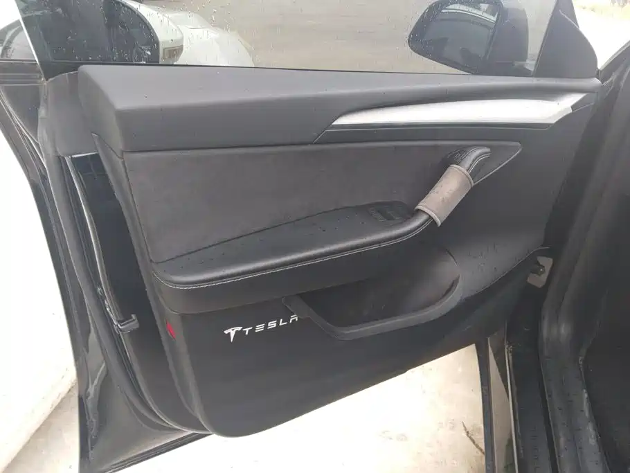 Tesla Model Y — миниатюра 7
