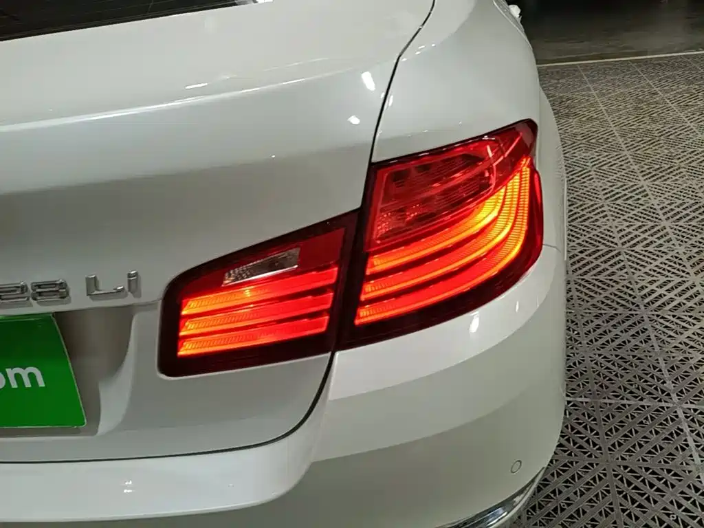BMW 5 Series — миниатюра 8