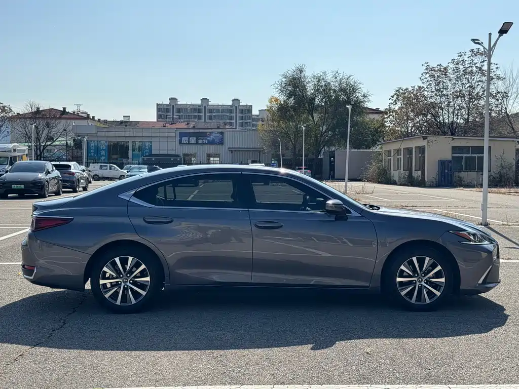 Lexus ES — миниатюра 10