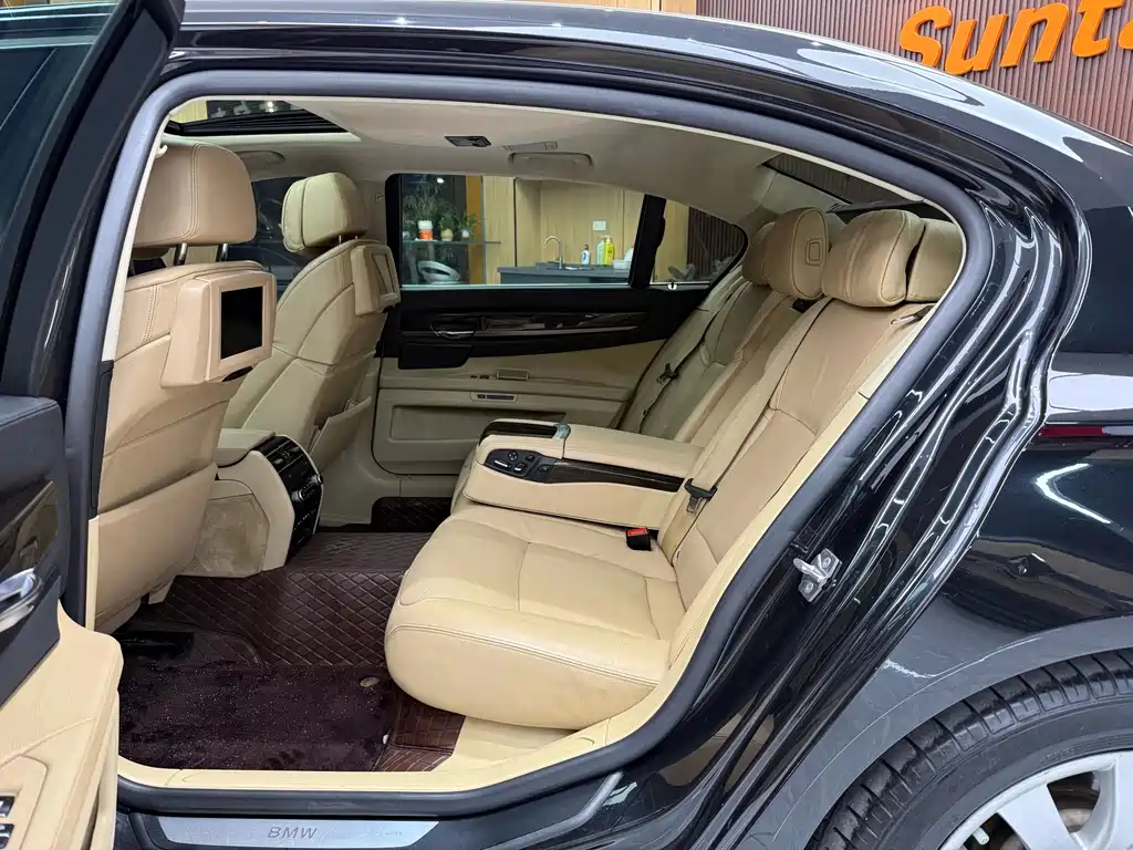 BMW 7 Series — миниатюра 9