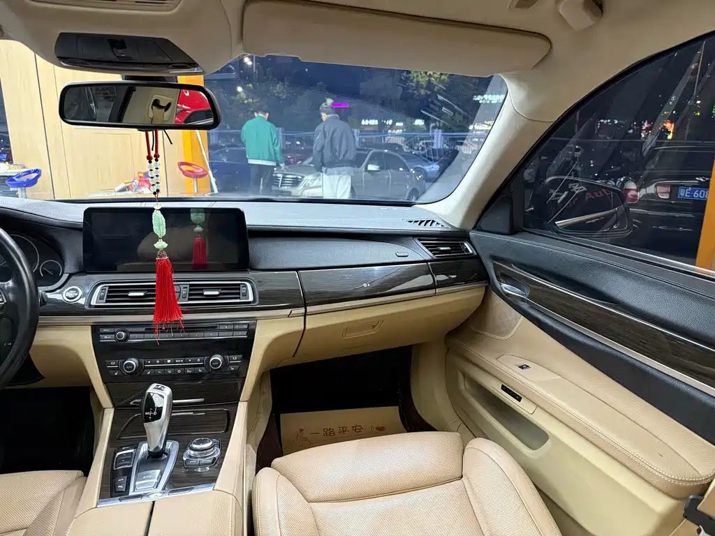 BMW 7 Series — миниатюра 21