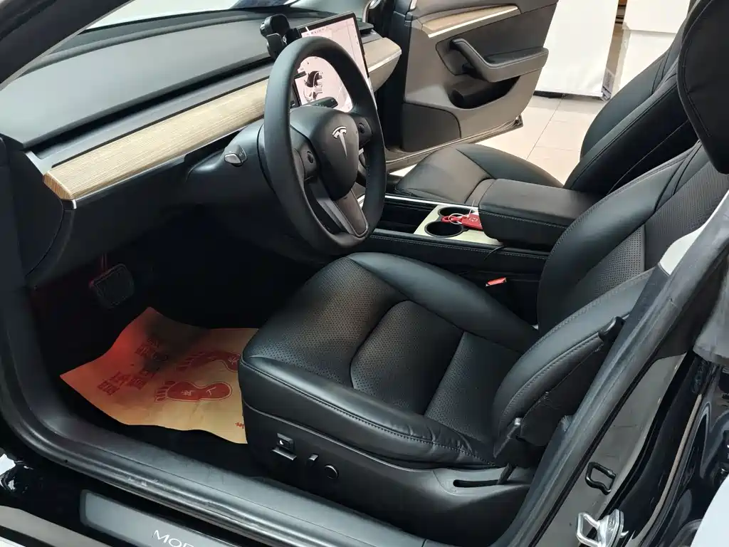 Tesla Model 3 — миниатюра 7