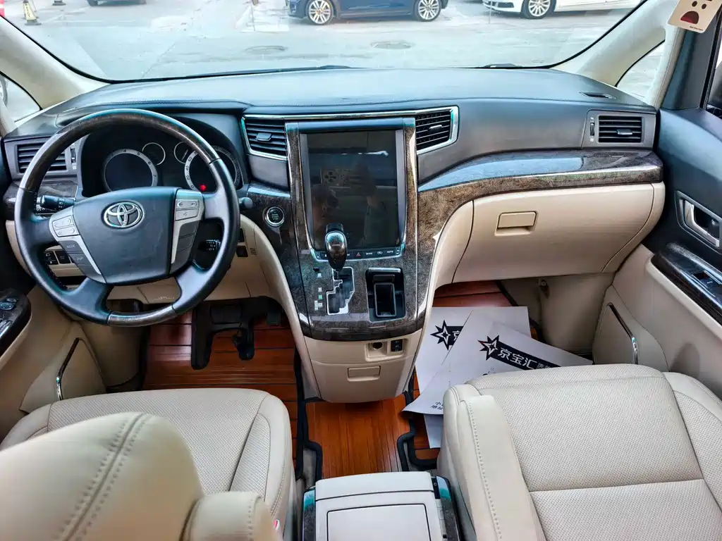 Toyota Alphard — миниатюра 8