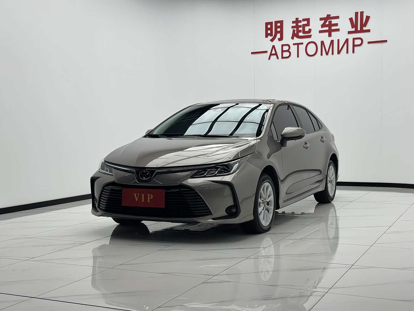 Toyota Corolla 1.2 л 2023 г. Серебристо-серый, пробег 13000 км
