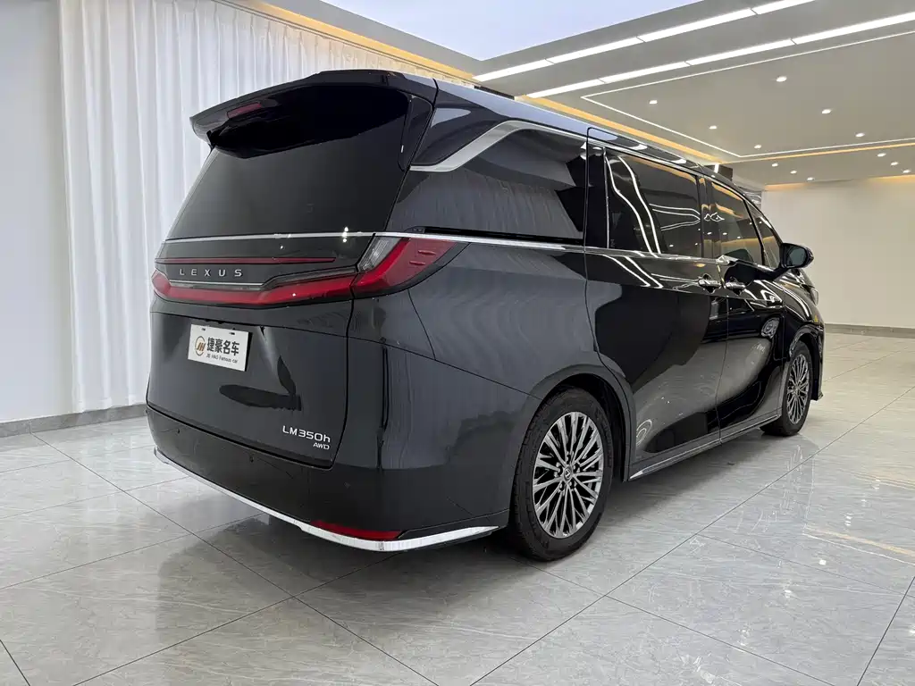 LEXUS LM