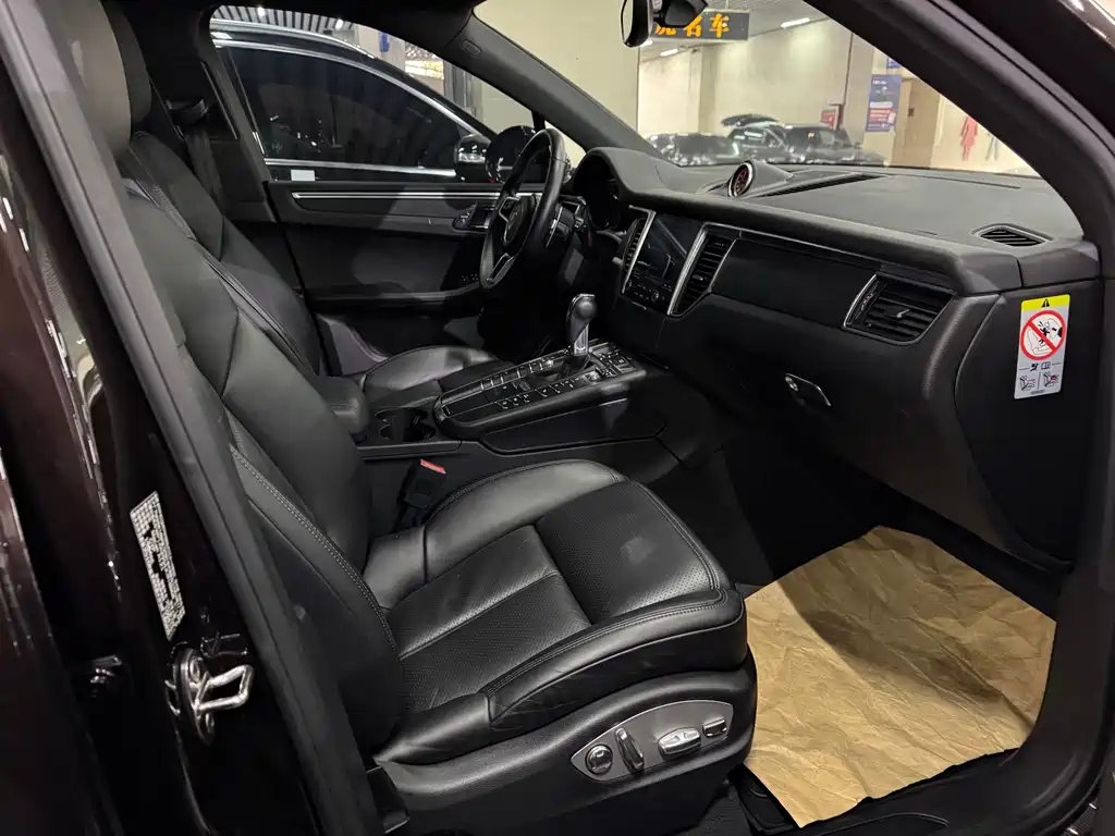 PORSCHE MACAN