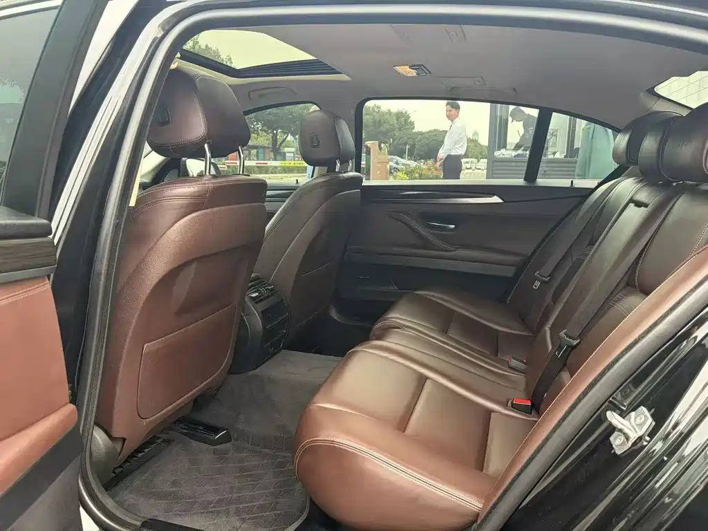 BMW 5 Series — миниатюра 7