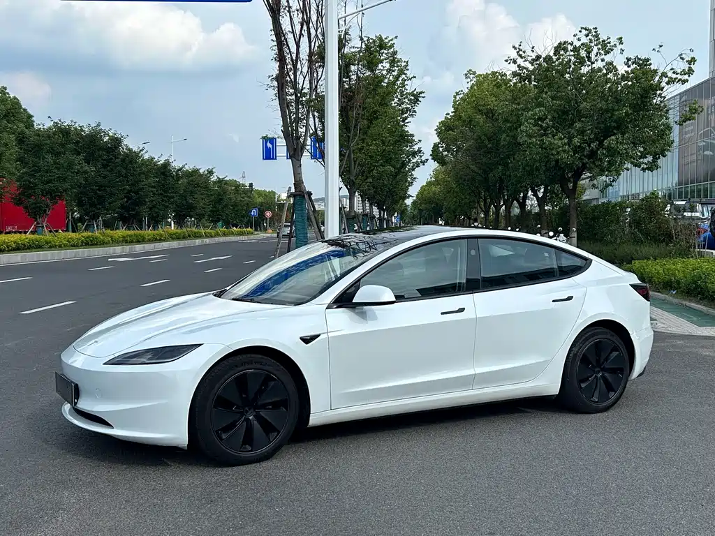 Tesla Model 3 — миниатюра 2