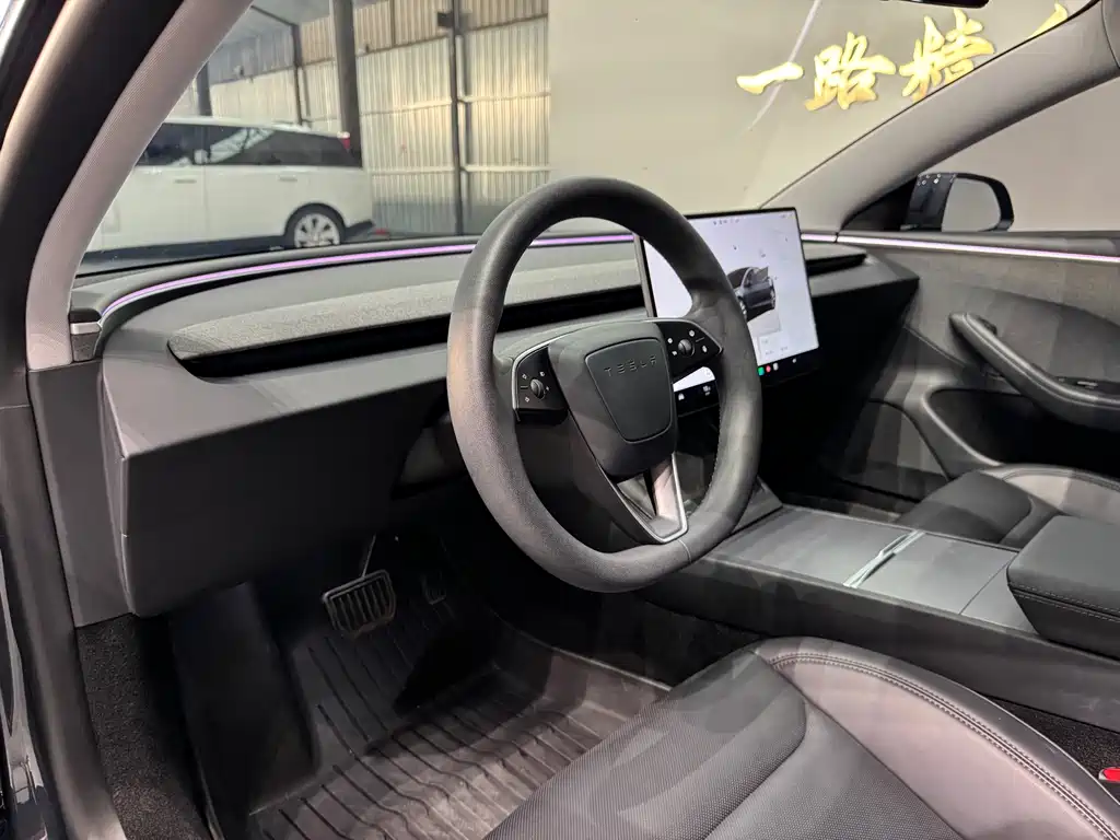 Tesla Model 3 — миниатюра 12