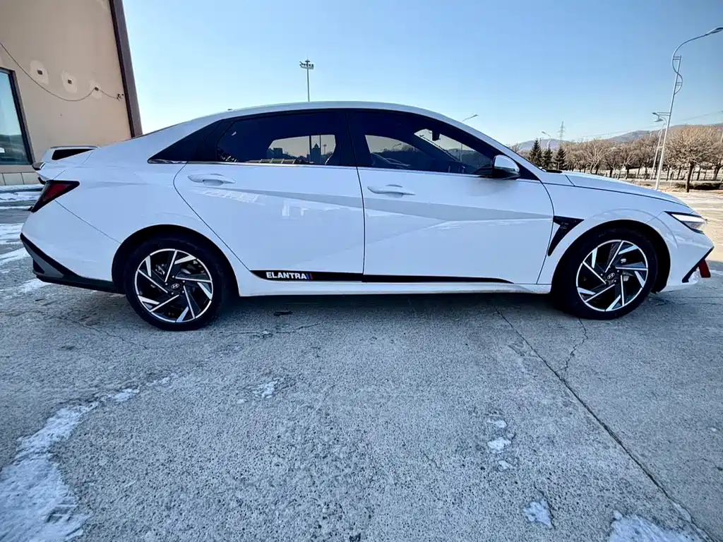 HYUNDAI ELANTRA