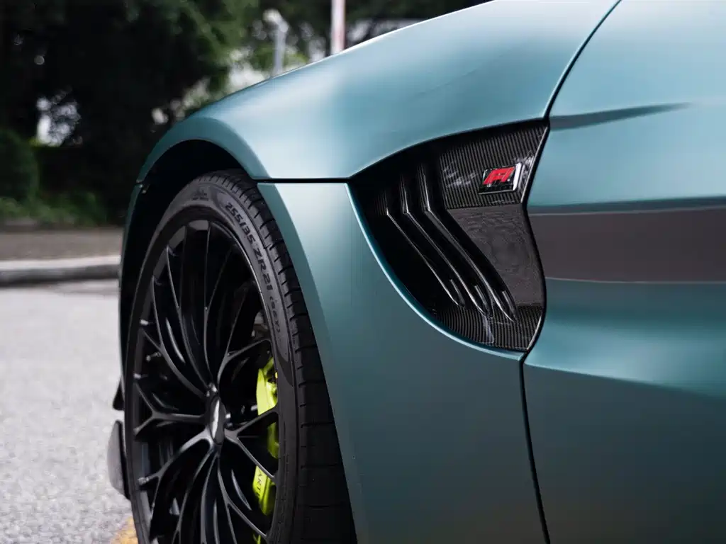 Aston Martin V8 Vantage — миниатюра 7