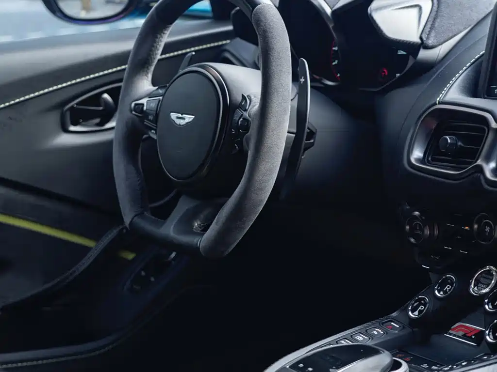 Aston Martin V8 Vantage — миниатюра 21