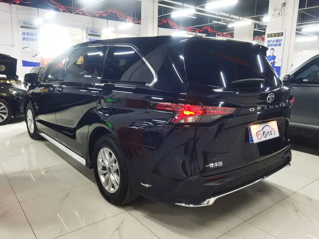 Toyota Granvia — миниатюра 3