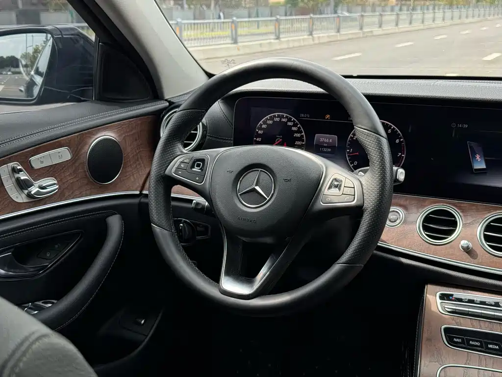 Mercedes-Benz E-Class — миниатюра 9