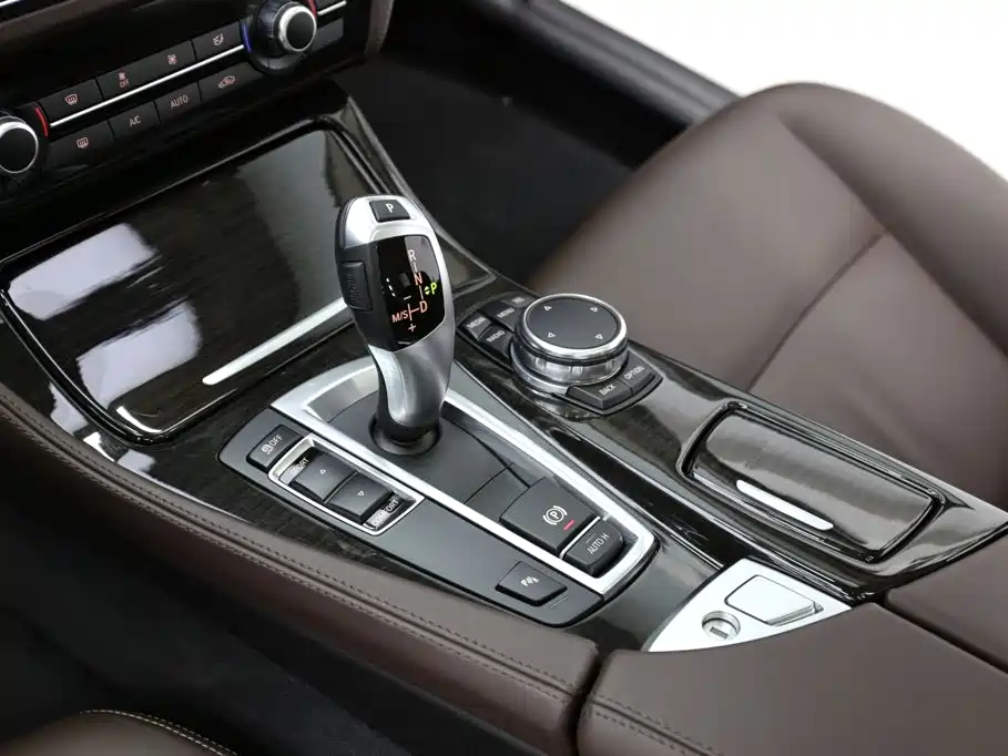 BMW 5 Series — миниатюра 12
