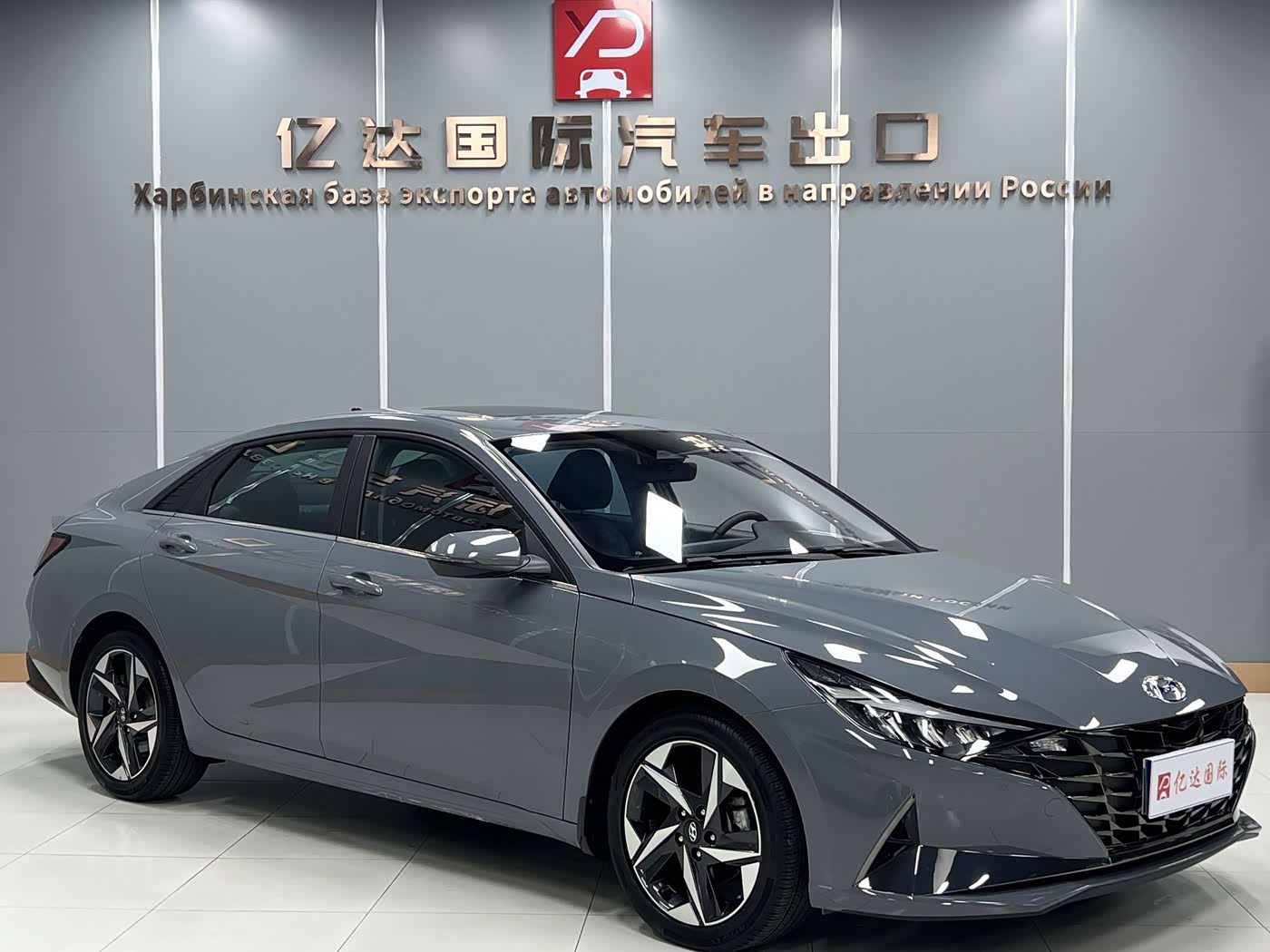 Hyundai Elantra 1.5 л 2022 г. Серебристо-серый, пробег 20000 км