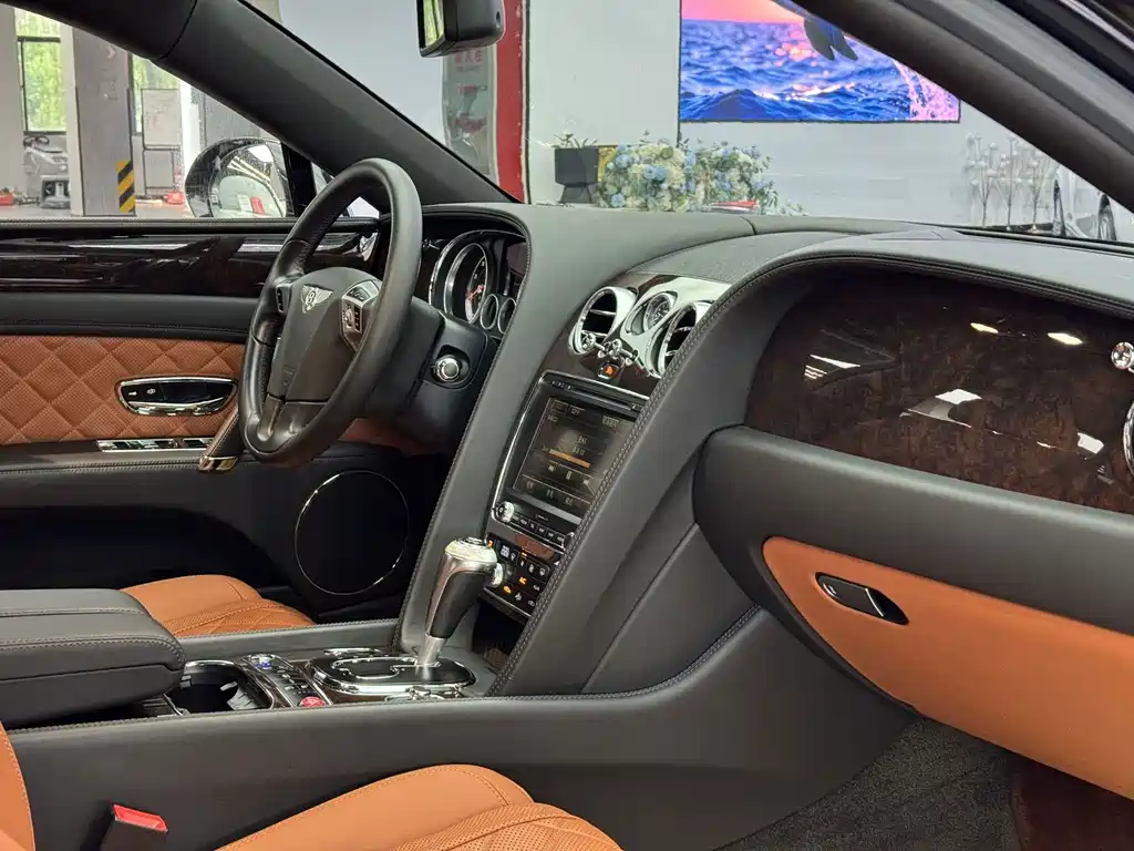 Bentley Flying Spur 4.0T V8 Standard Edition, фото 9