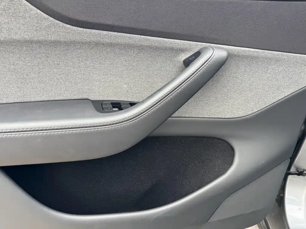 Tesla Model Y — миниатюра 11