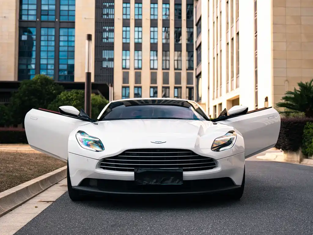 Aston Martin DB11 — миниатюра 2