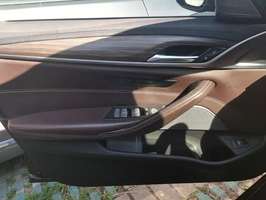 BMW 5 Series — миниатюра 7