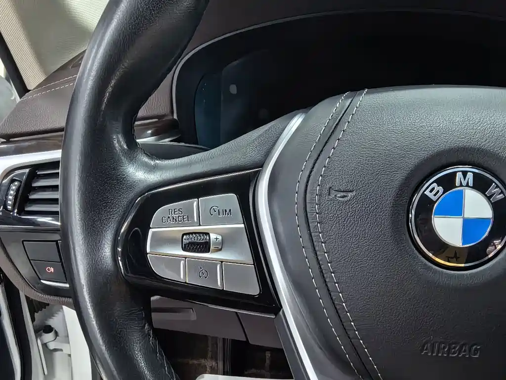 BMW 5 Series — миниатюра 7