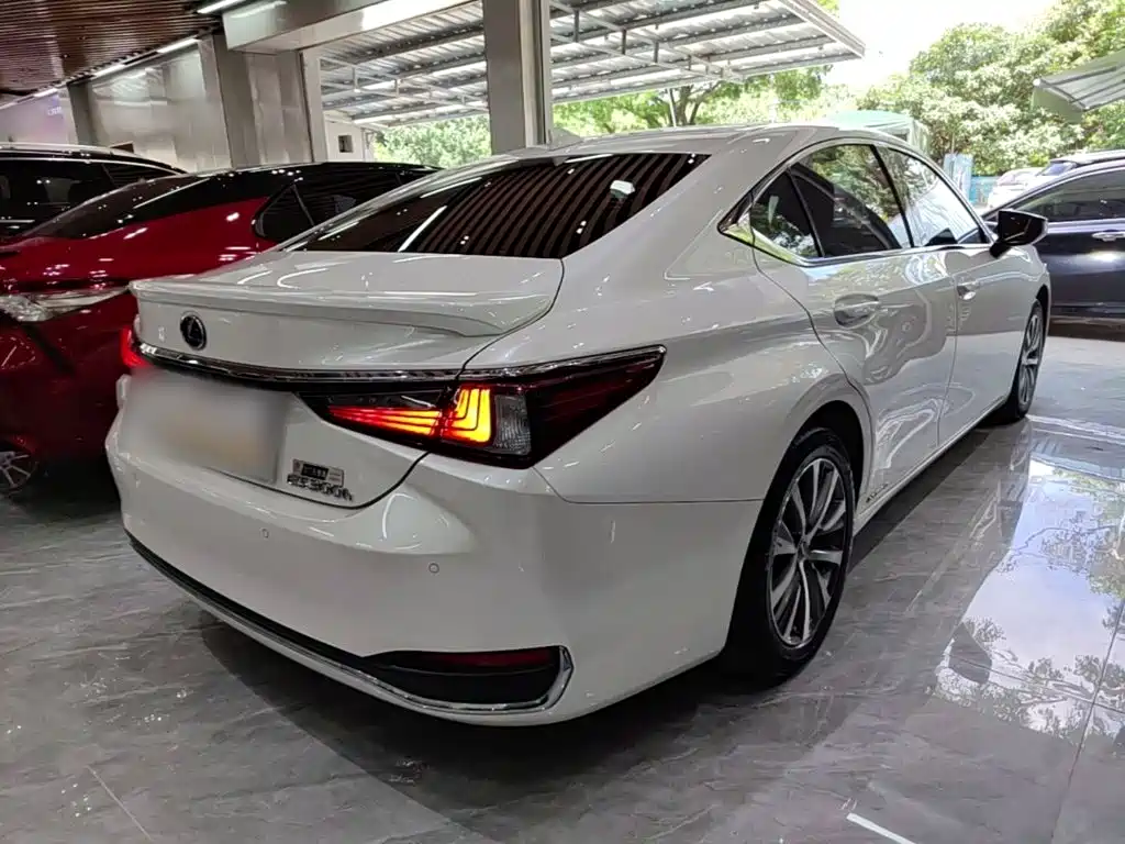 Lexus ES — миниатюра 7